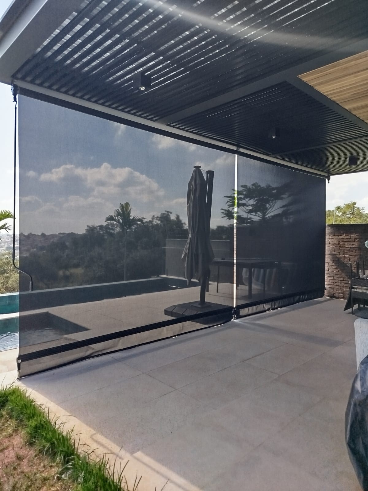 Cortina externa tela solar com visão para área verde — Campinas