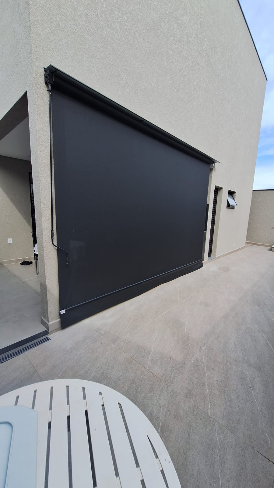 Toldo articulado preto em fachada residencial — Campinas