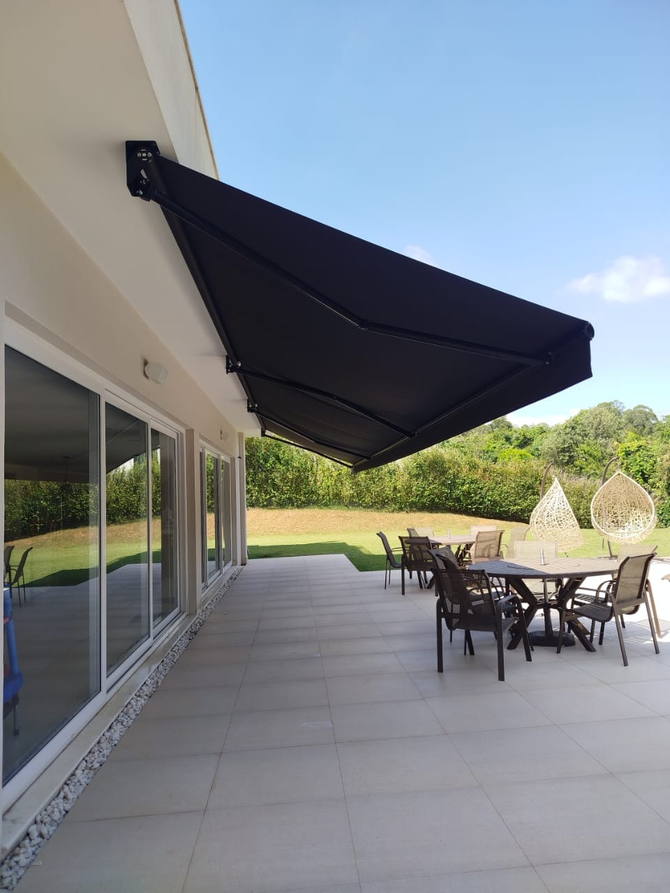 Toldo articulado preto instalado em Campinas — proteção UV e conforto térmico