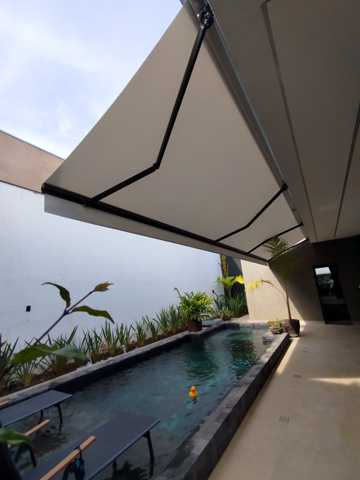 Toldo articulado italiano instalado em varanda — Campinas